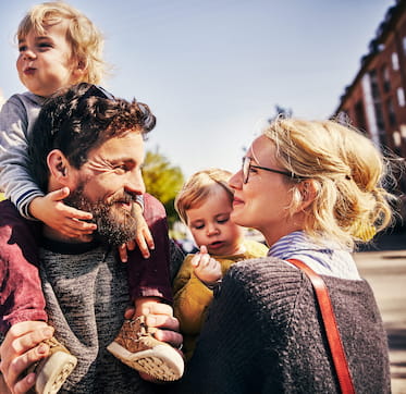 Barnfamilj utanför sin bostad